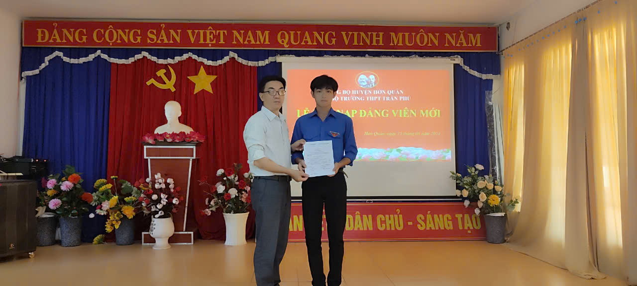 Đồng chí Bí thư Phạm Hồng Thuận trao quyết định kết nạp cho đảng viên mới Phạm Đỗ Anh Đức